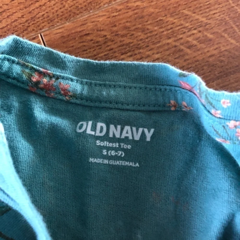 Old Navy Green floral softest tee Long sleeve in size S (6-7)